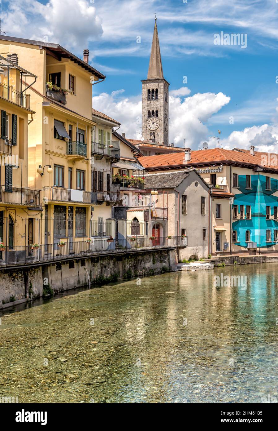 Vue sur le Sacré coeur oratoire sur le canal et l'église Sant Ambrogio dans le centre historique d'Omegna, province de Verbano-Cusio-Ossola, Piémont, I Banque D'Images