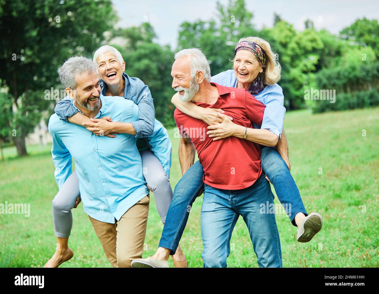 couple de personnes âgées heureux les personnes âgées aiment ensemble retraite homme femme mature piggyback amusement Banque D'Images