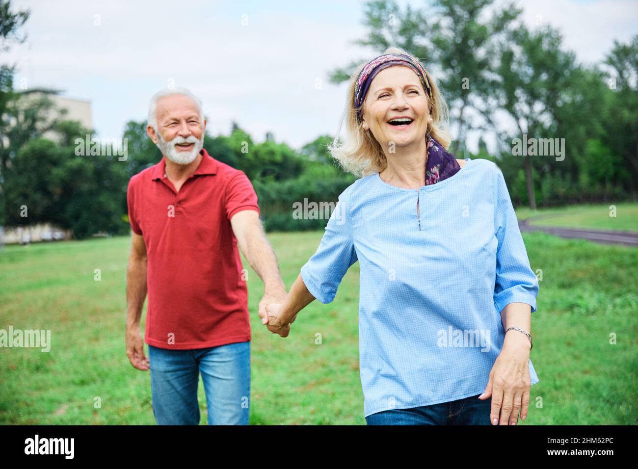 couple senior heureux vieux amour ensemble retraite style de vie souriant homme femme mature plaisir Banque D'Images