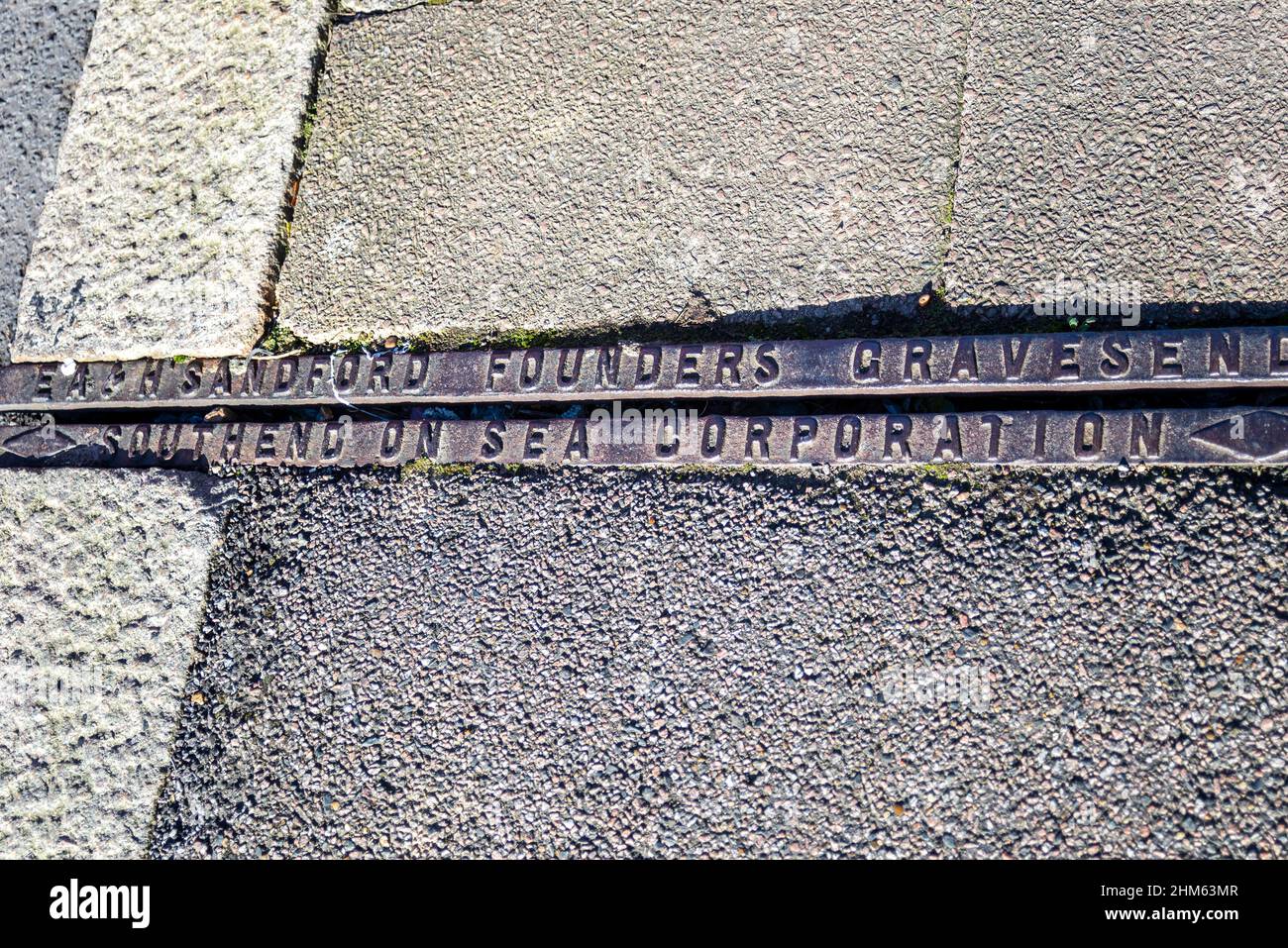 Southend on Sea Corporation, a & H Sandford Founders of Gravesend, canal de drainage d'époque à Southend on Sea, Essex. Ancienne fonte usée Banque D'Images
