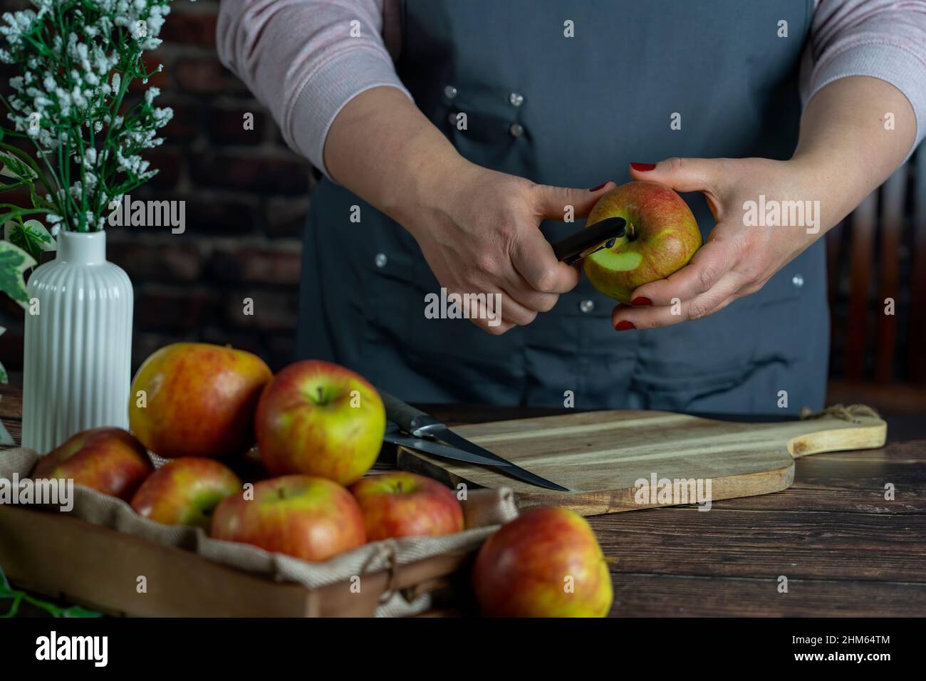 Les femmes préparant une tarte aux pommes ou une grande tarte sur fond de table en bois. Banque D'Images