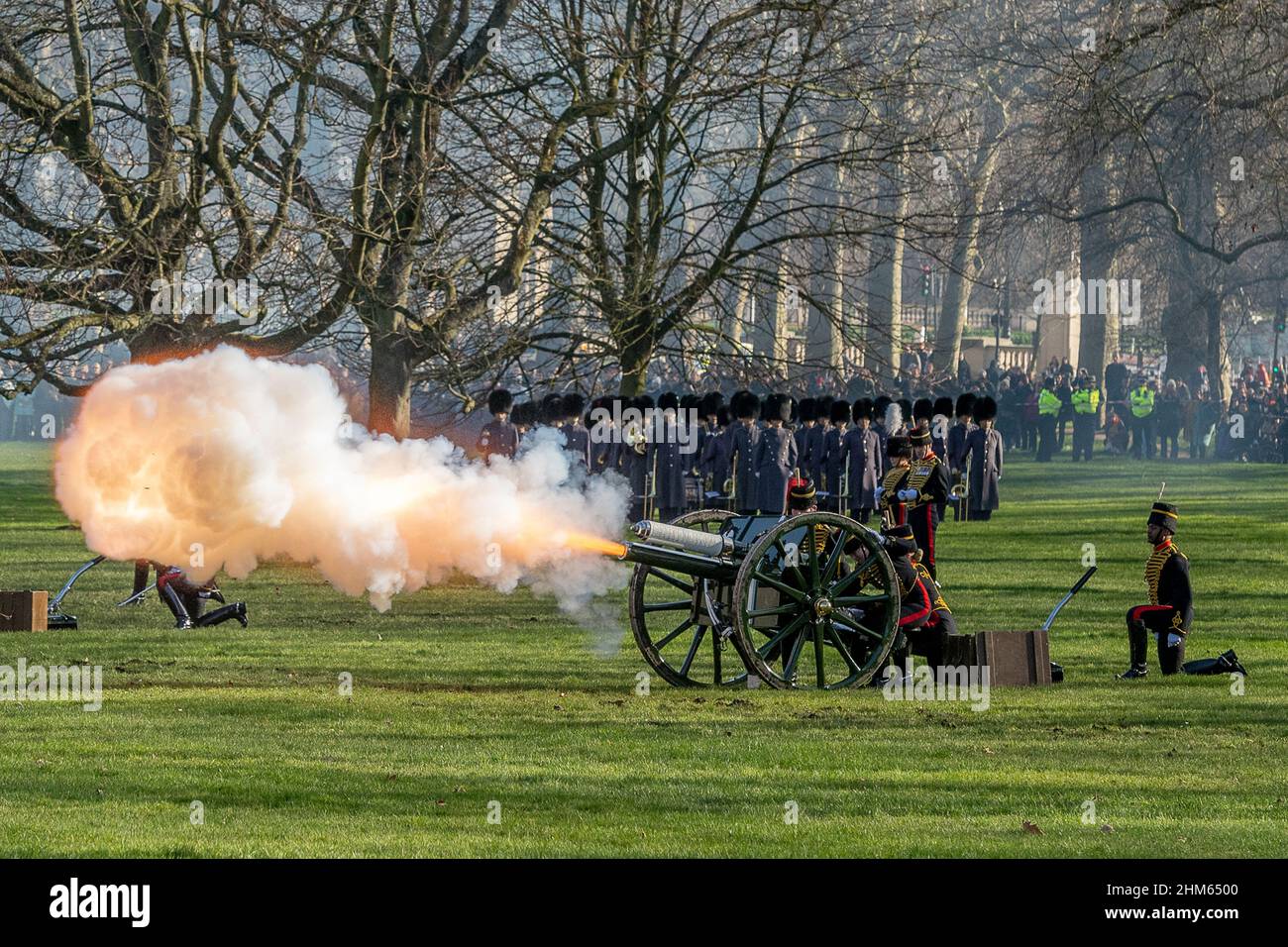 07 février 2022.Londres, Royaume-Uni.La troupe du roi l’Artillerie de la Maison Royale a fait feu à Green Park en 41 pour marquer 70 ans depuis l’accession de HM la Reine au trône.La Reine a accédé au trône à la mort de son père, le roi George VI, le 6 février 1952.Photo de Ray Tang Banque D'Images