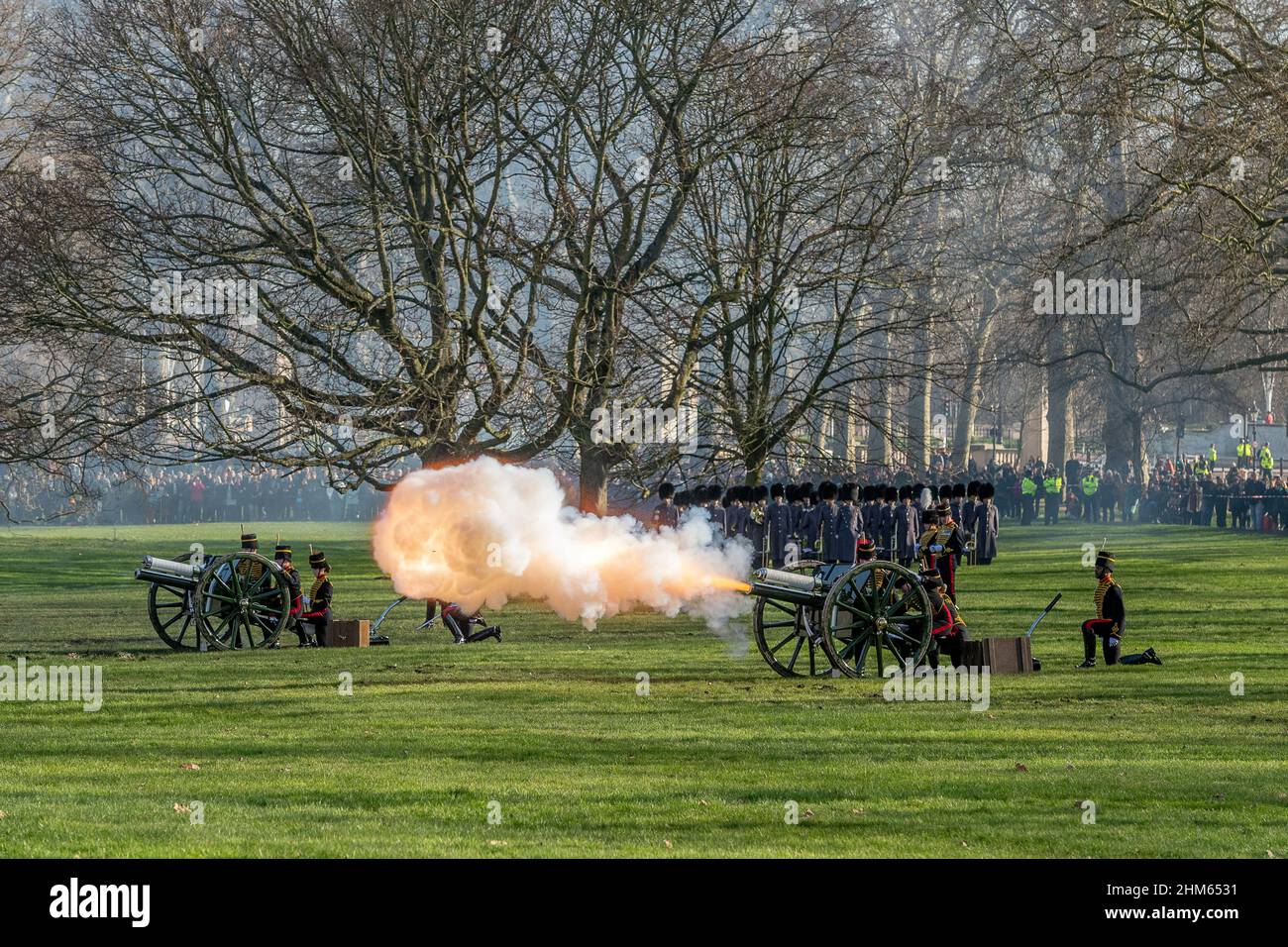 07 février 2022.Londres, Royaume-Uni.La troupe du roi l’Artillerie de la Maison Royale a fait feu à Green Park en 41 pour marquer 70 ans depuis l’accession de HM la Reine au trône.La Reine a accédé au trône à la mort de son père, le roi George VI, le 6 février 1952.Photo de Ray Tang Banque D'Images