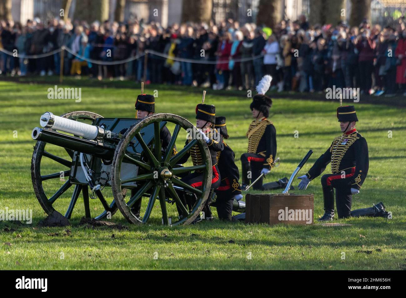 07 février 2022.Londres, Royaume-Uni.La troupe du roi l’Artillerie de la Maison Royale a fait feu à Green Park en 41 pour marquer 70 ans depuis l’accession de HM la Reine au trône.La Reine a accédé au trône à la mort de son père, le roi George VI, le 6 février 1952.Photo de Ray Tang Banque D'Images