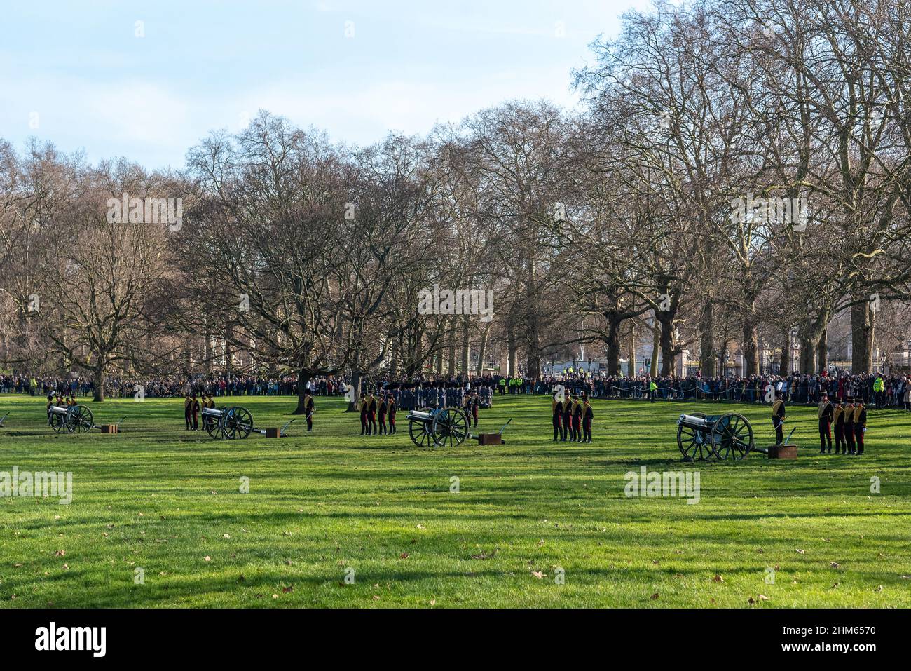 07 février 2022.Londres, Royaume-Uni.La troupe du roi l’Artillerie de la Maison Royale a fait feu à Green Park en 41 pour marquer 70 ans depuis l’accession de HM la Reine au trône.La Reine a accédé au trône à la mort de son père, le roi George VI, le 6 février 1952.Photo de Ray Tang Banque D'Images