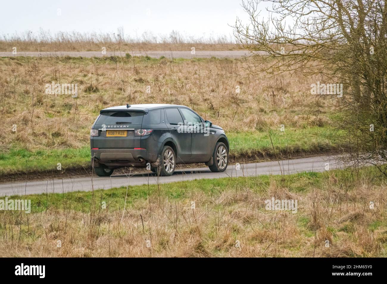 un sport land rover discovery noir sur une route de campagne Banque D'Images