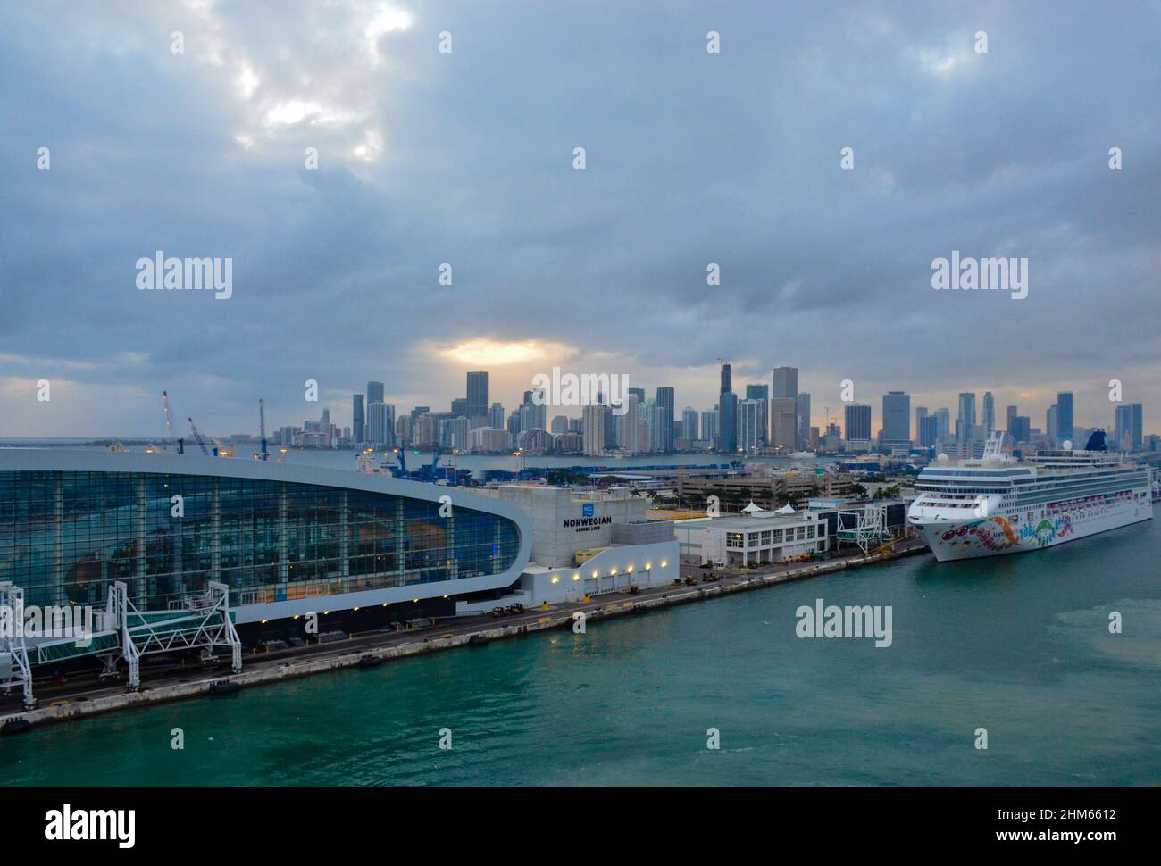 Miami Beach Skyline au port de Miami. Terminal de croisière norvégien à Miami Beach, Floride, États-Unis. 9 janvier 2022. Banque D'Images