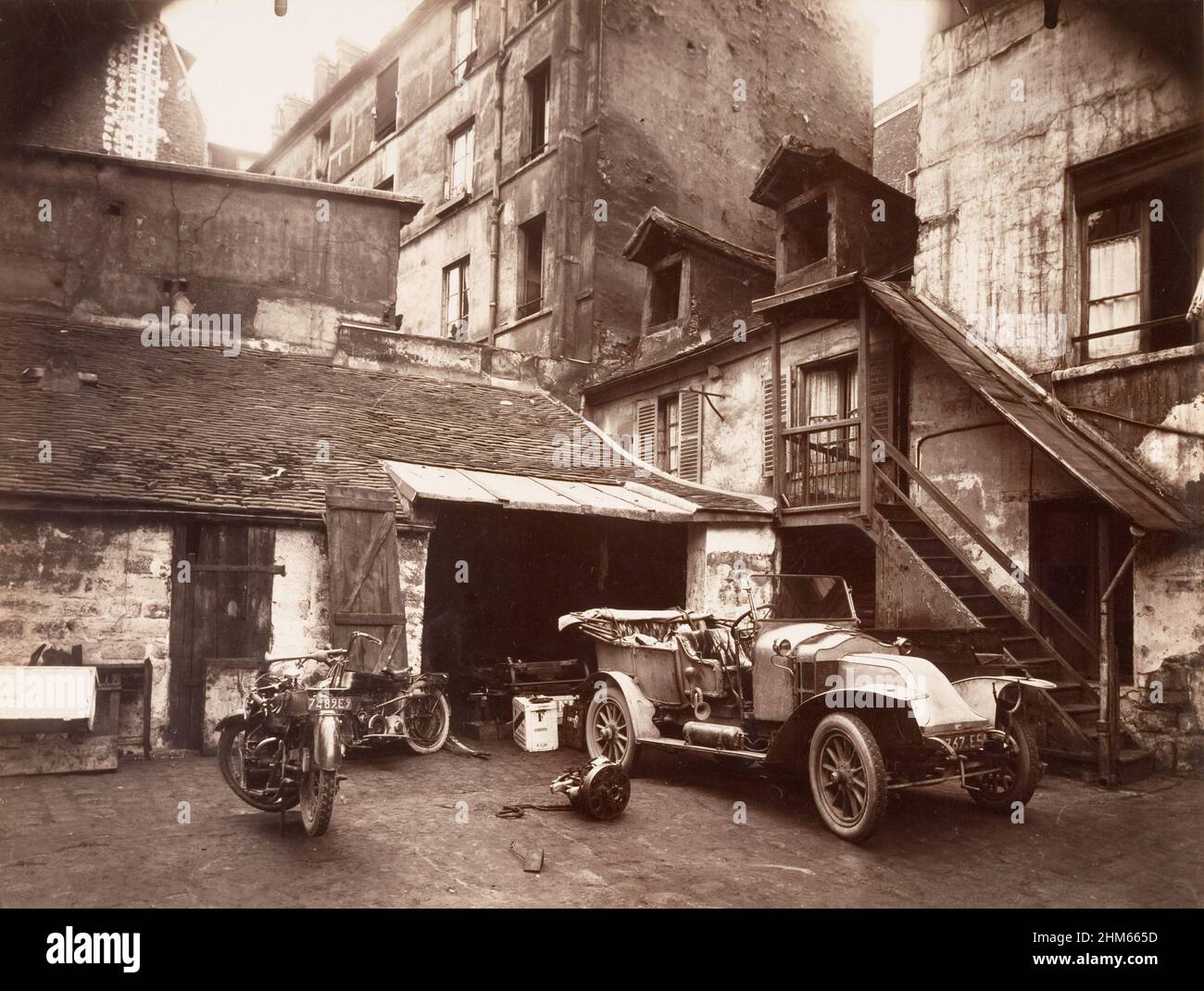 Cour, 7 rue de Valence - photo par Eugène Atget Banque D'Images