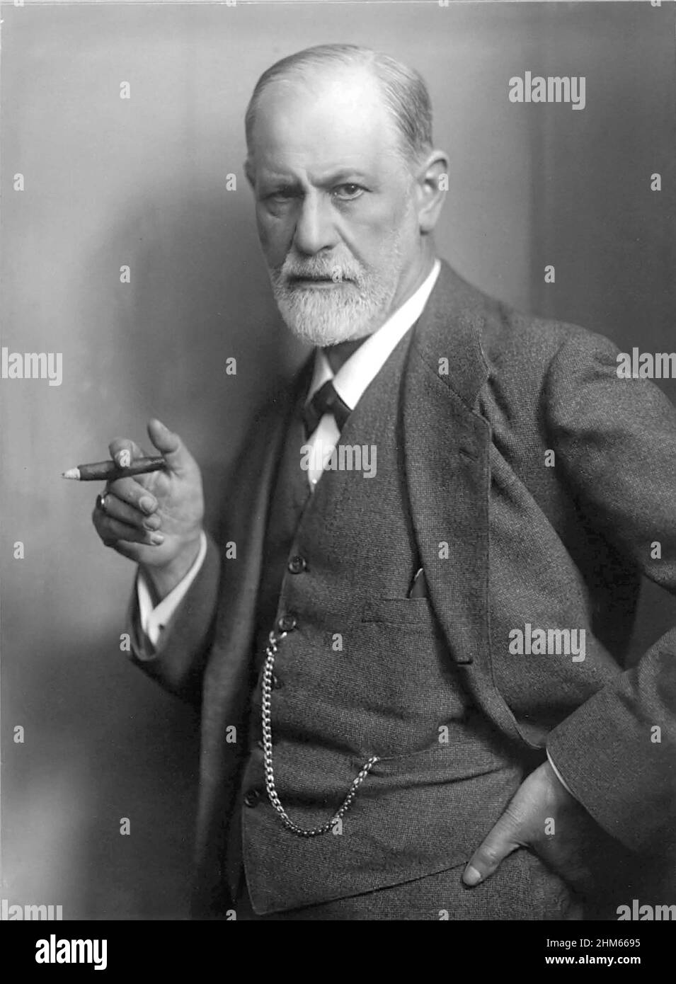 Sigmund Freud, fondateur de la psychanalyse, tenant un cigare. Photographié par son gendre, Max Halberstadt, c. 1921. Banque D'Images