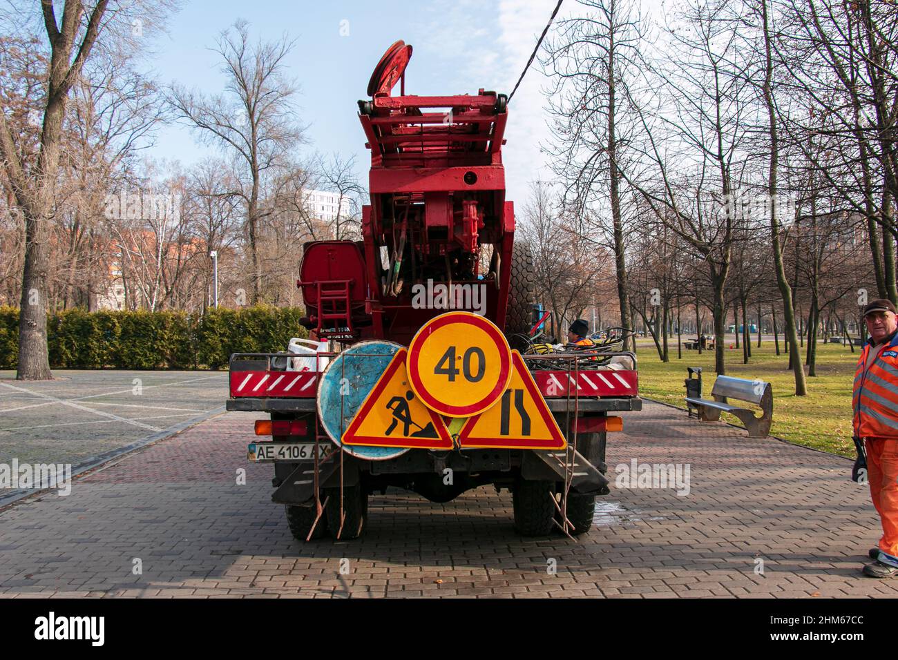 Dnepropetrovsk, Ukraine - 11.22.2021: Une grue mobile avec un panier de couleur orange est utilisée dans un parc public pour couper les arbres. Banque D'Images