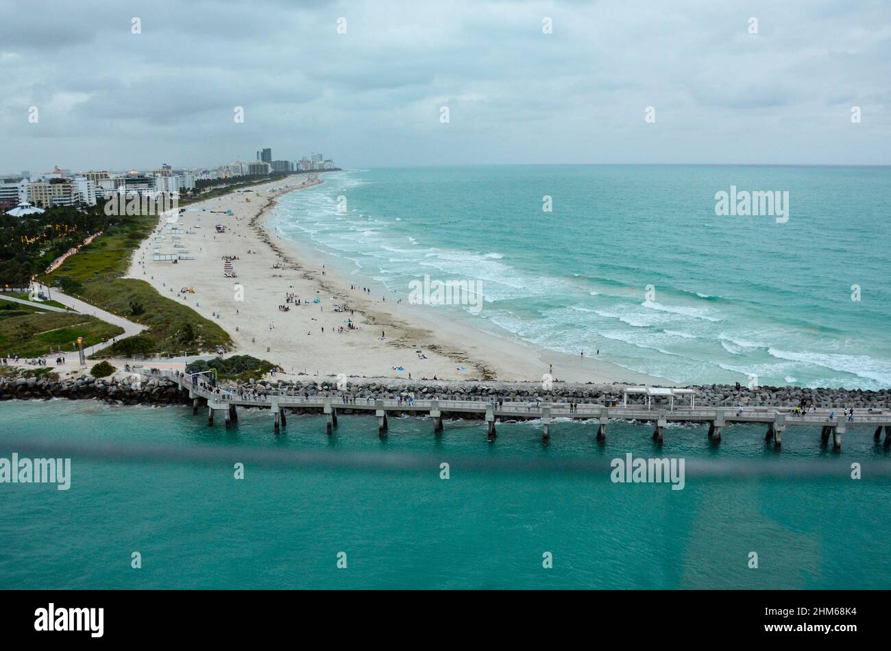 Vue sur South Pointe Park Pier, les hôtels, les condominiums et les restaurants de South Pointe Beach au port de Miami. Miami Beach, Floride, États-Unis. Janvier 2022. Banque D'Images