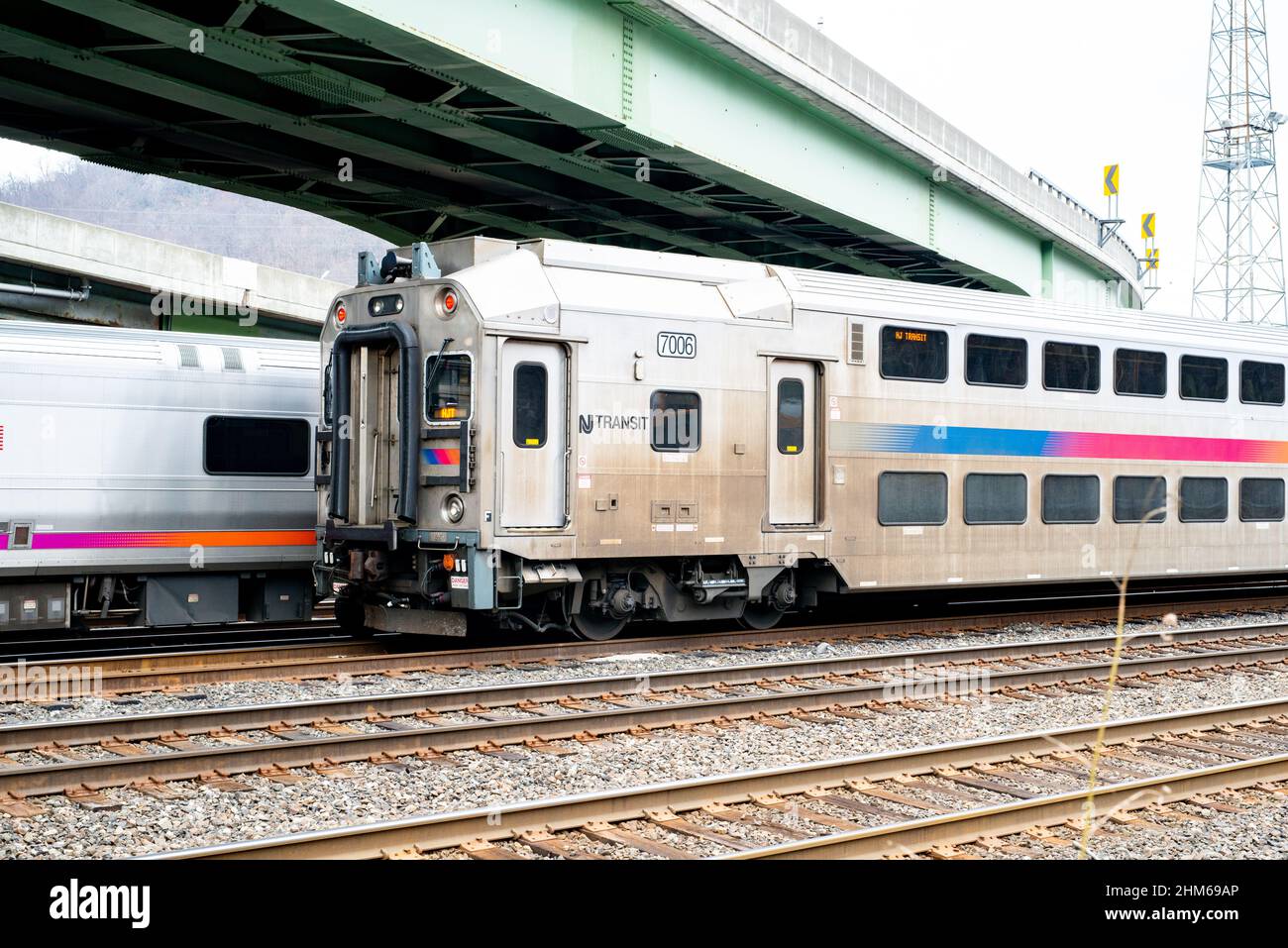 Les trains NJ Transit sont situés sur une voie de chemin de fer Banque D'Images