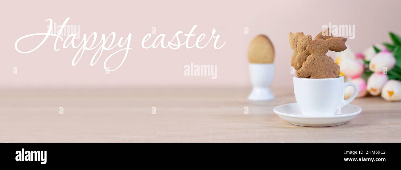 Fond de Pâques. Carte de pâques heureuse. Œufs de Pâques. Pâques. Lapins dans une tasse. Bannière. Espace de copie Banque D'Images
