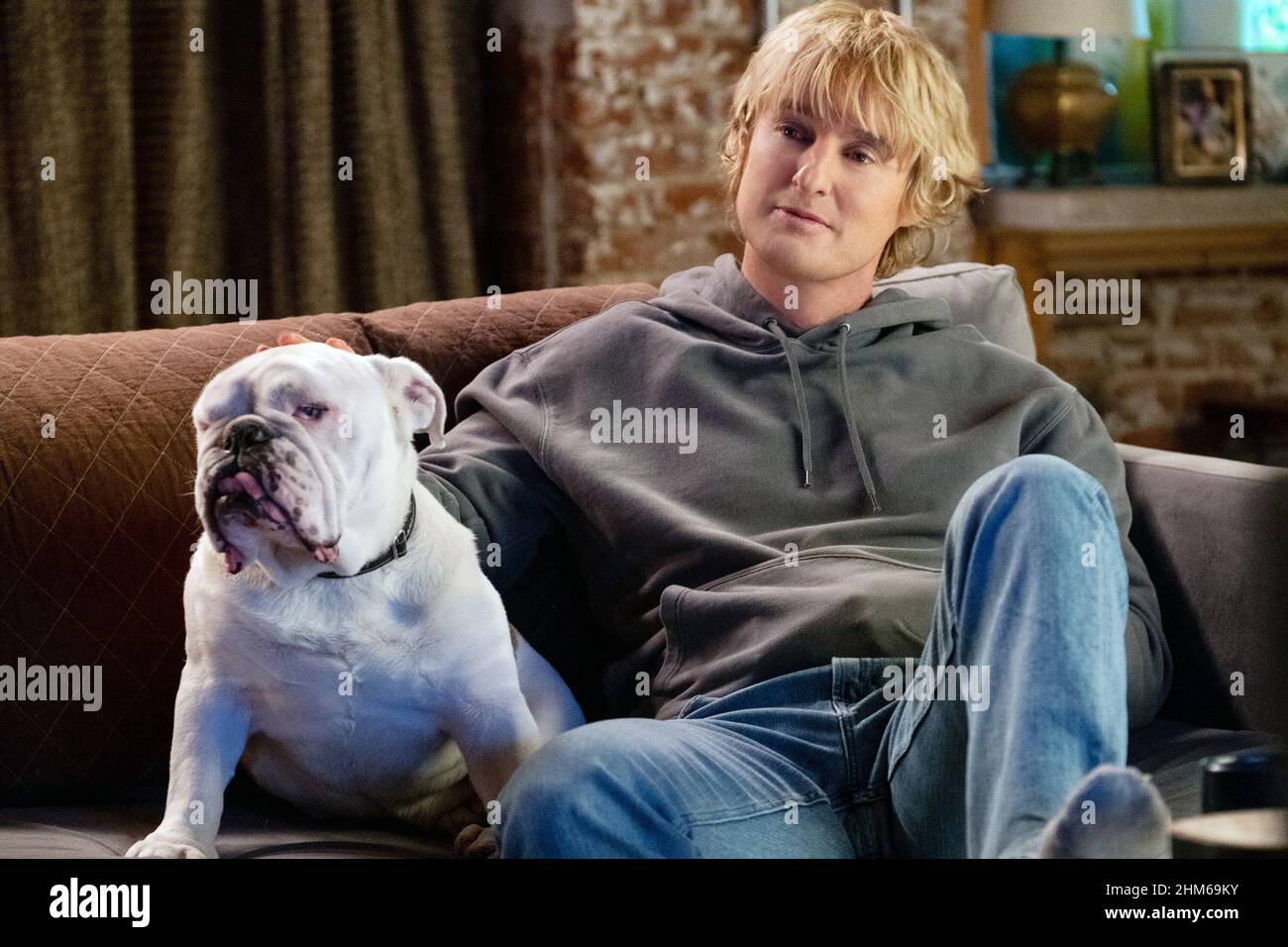 ÉPOUSEZ-MOI, Owen Wilson, avec Tank, 2022. ph: Barry Wetcher /© Universal Pictures / Courtesy Everett Collection Banque D'Images