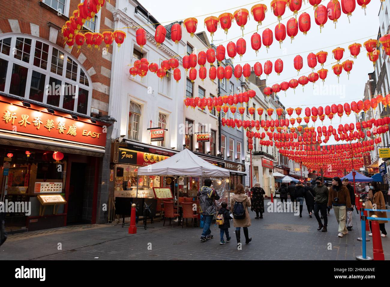 Vue générale de Gerrard Street à China Town, Londres pendant le nouvel an chinois. Banque D'Images