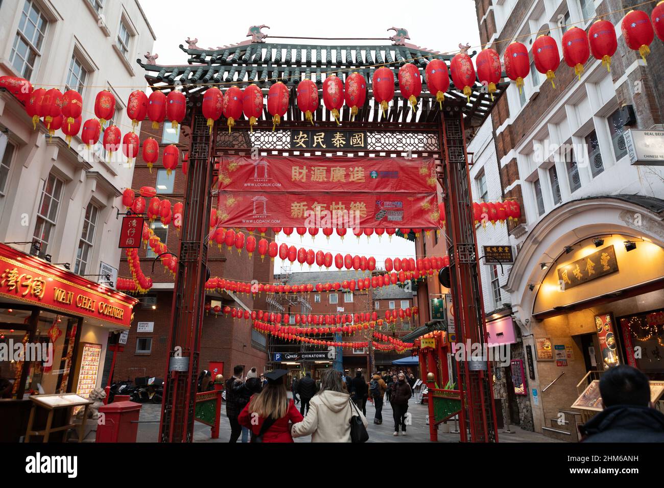 Une vue générale de la plaque à Gerrard Street à China Town, Londres pendant le nouvel an chinois. Banque D'Images