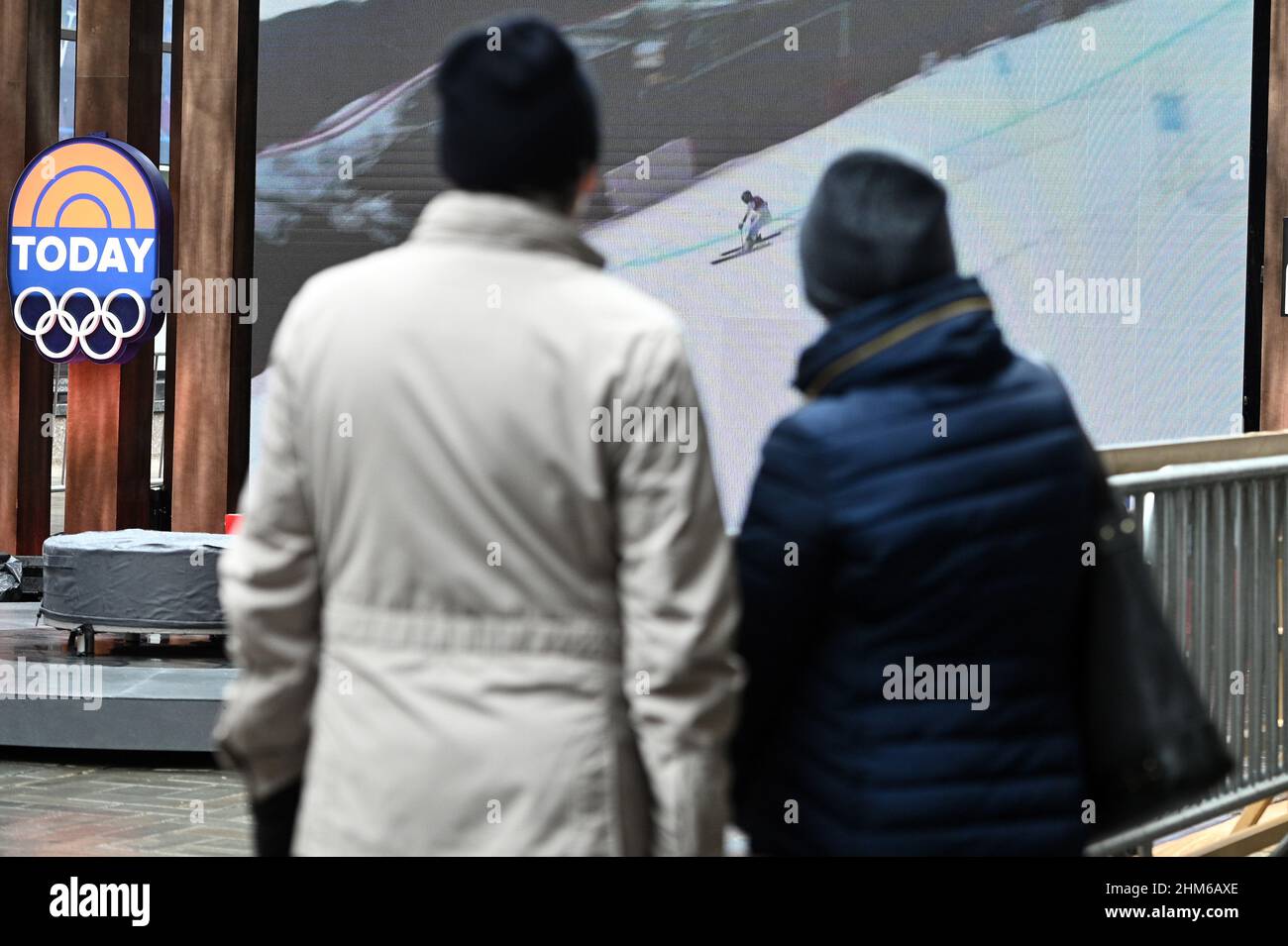 New York, États-Unis.07th févr. 2022.Les gens s'arrêtent pour assister à la compétition de slalom géant féminin de ski alpin lors des Jeux olympiques d'hiver de 2022 à Beijing sur un grand écran installé à l'extérieur de NBC Studio 1A à Rockefeller Plaza à New York, NY, le 7 février 2022.Les Jeux olympiques d'hiver de 2022 se tiennent à Beijing, en Chine, du 4th au 20th février et sont diffusés par bing sur le réseau NBC/Peacock.(Photo par Anthony Behar/Sipa USA) crédit: SIPA USA/Alay Live News Banque D'Images