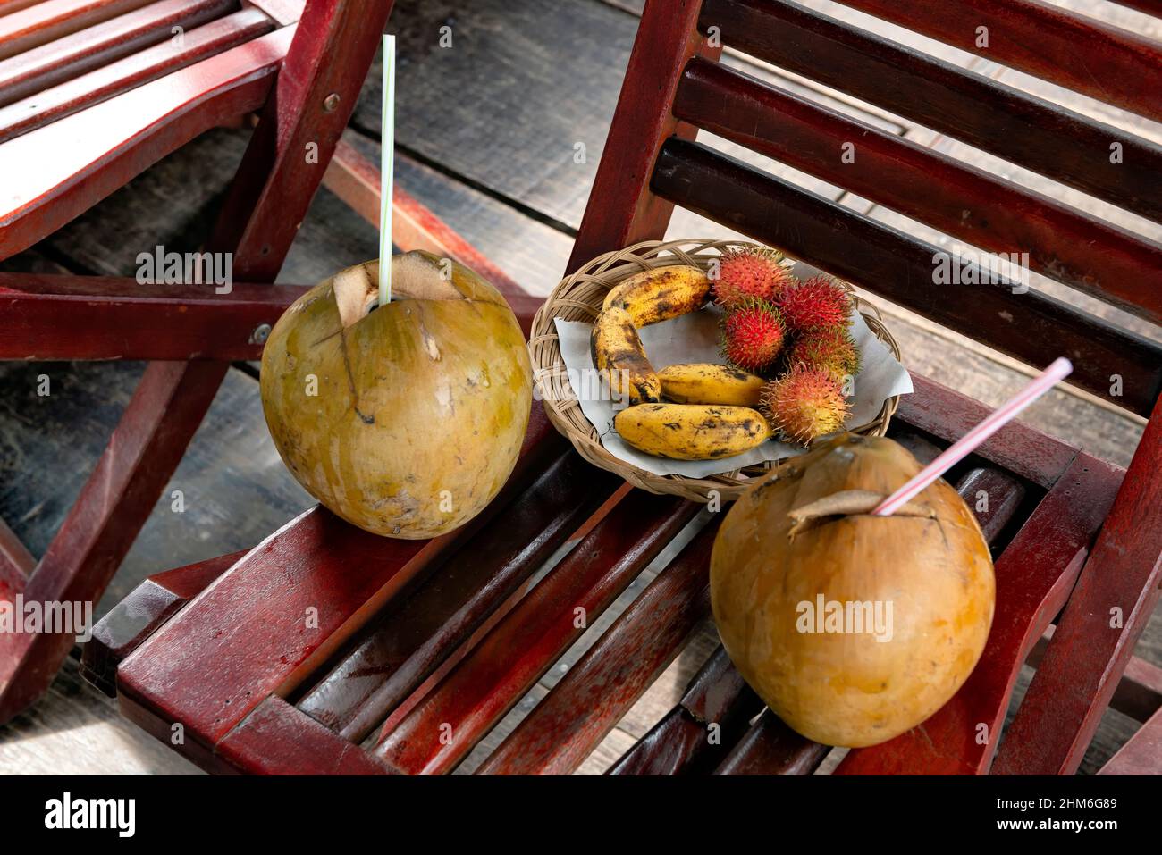 Fruits tropicaux : noix de coco, bananes et rambutans Banque D'Images