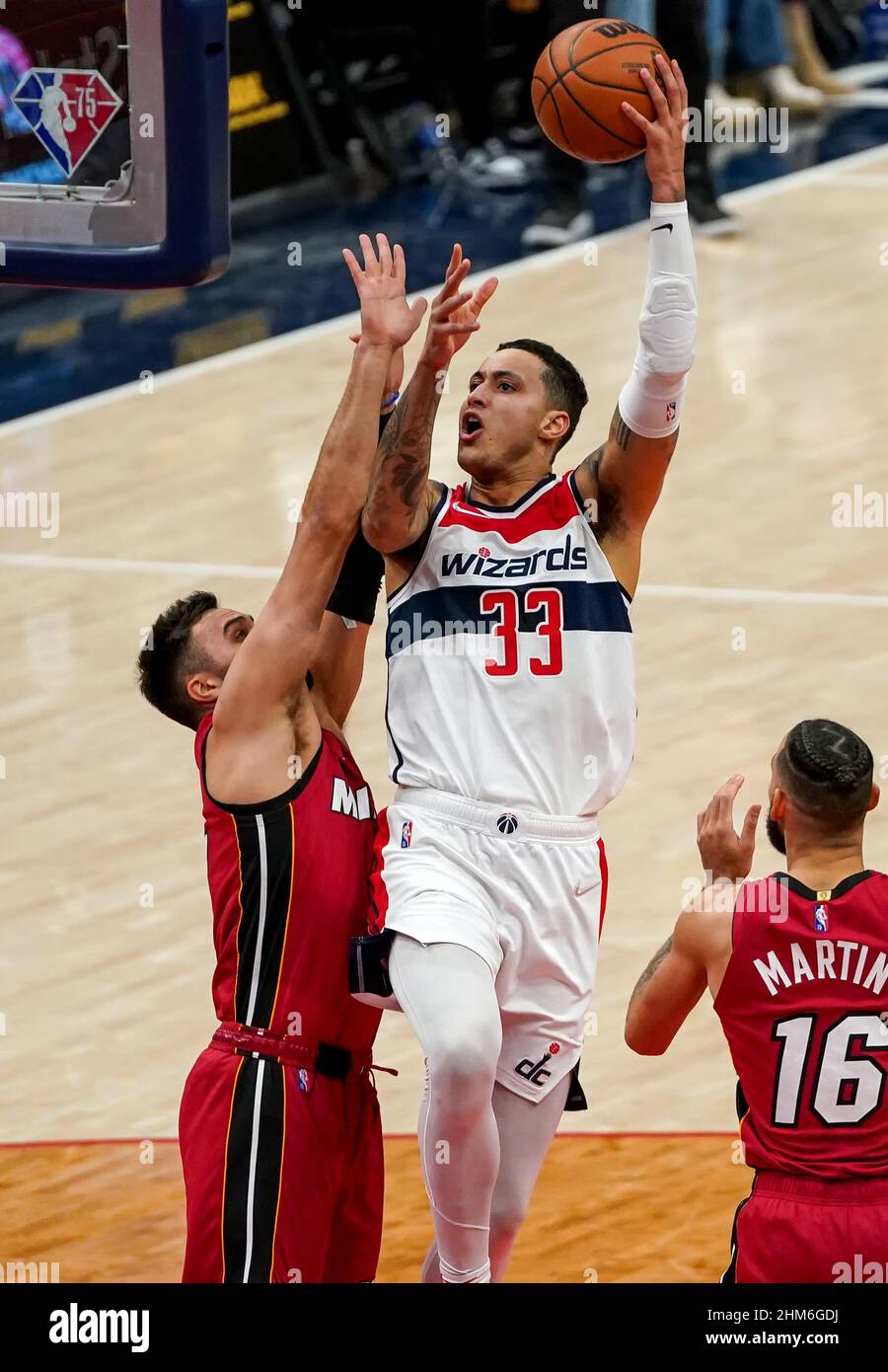 WASHINGTON, DC - FÉVRIER 07: Le joueur de Washington Wizards Kyle Kuzma  (33) va pour une mise à pied lors d'un match NBA entre les Washington  Wizards et la chaleur de Miami,