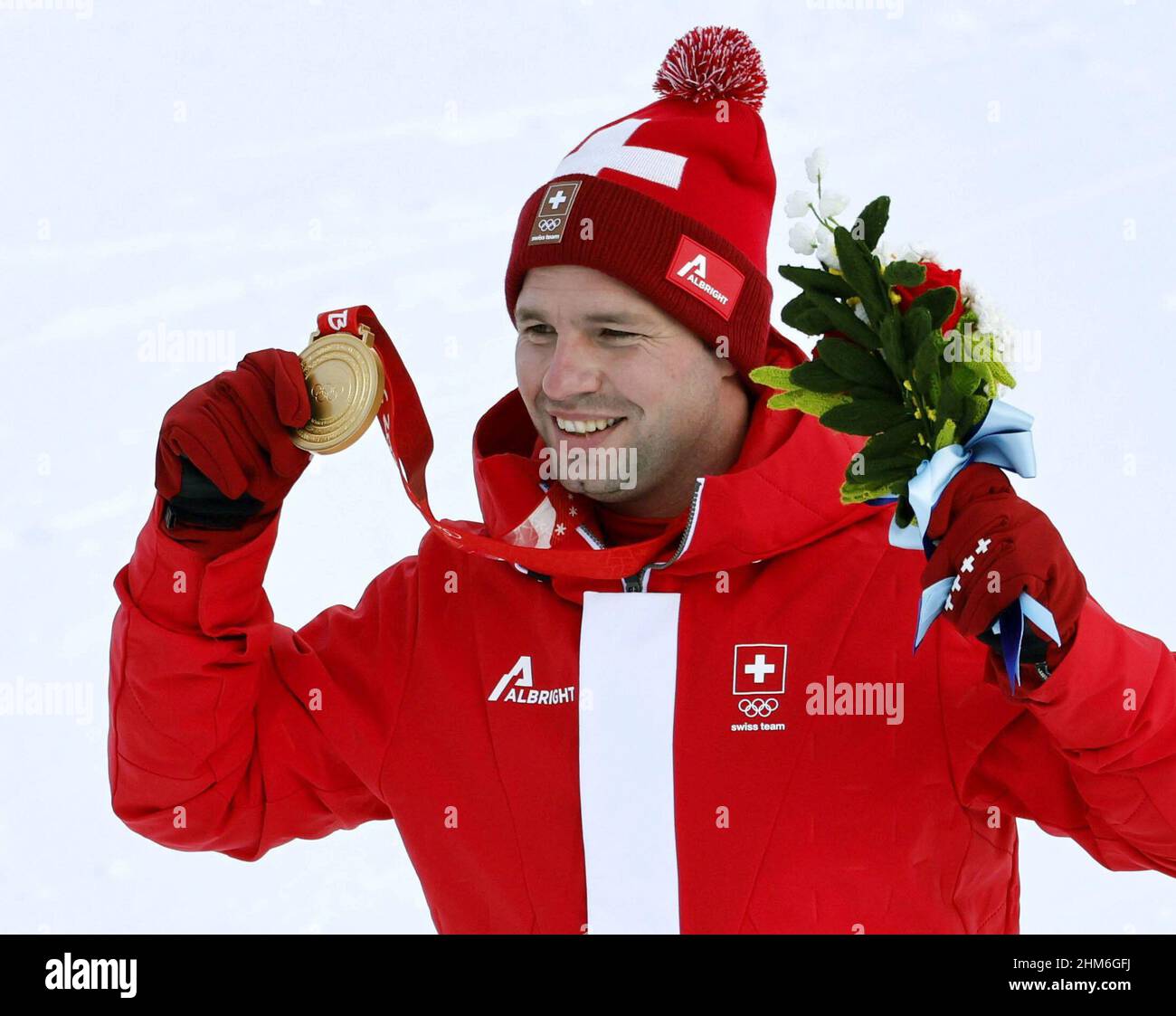 Beat Feuz, skieur alpin suisse, célèbre après avoir remporté la médaille  d'or de descente des hommes aux Jeux Olympiques d'hiver de Beijing le 7  février 2022, au Centre national de ski alpin