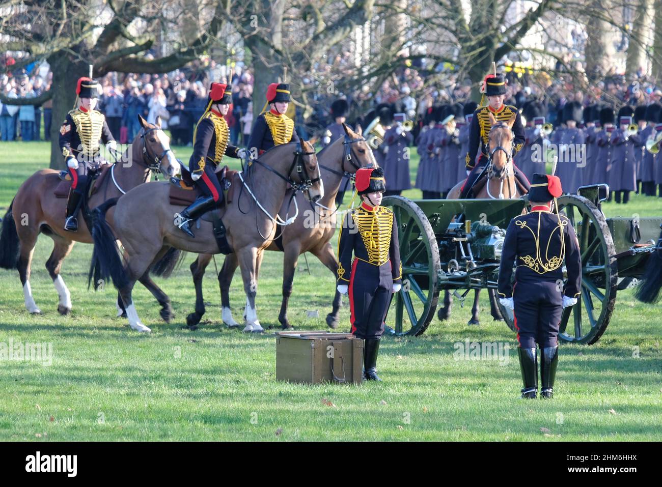 La troupe du roi l'Artillerie royale tire 41 tours dans le parc vert, marquant le début des célébrations du Jubilé de platine de la reine. Banque D'Images