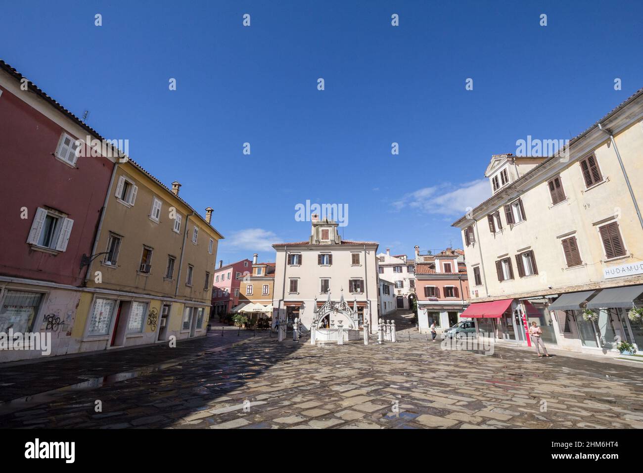 Photo de la place de la trg presernov à Koper, Ljubljana, avec la fontaine Da ponte. La fontaine Da Ponte, la vodnjak de Da Pontejev; ou fontana Da Ponte, Banque D'Images