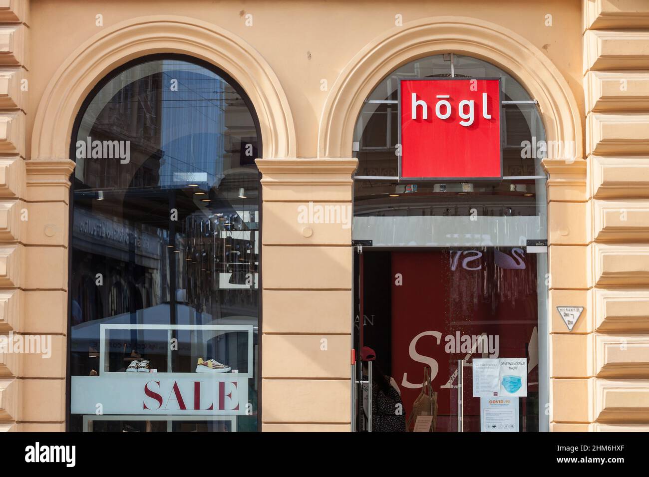 Photo d'un signe avec le logo des chaussures Hogl sur leur boutique locale pour Zagreb, Croatie. Hoegl est une multinationale autrichienne de chaussures et accessoires de mode Banque D'Images
