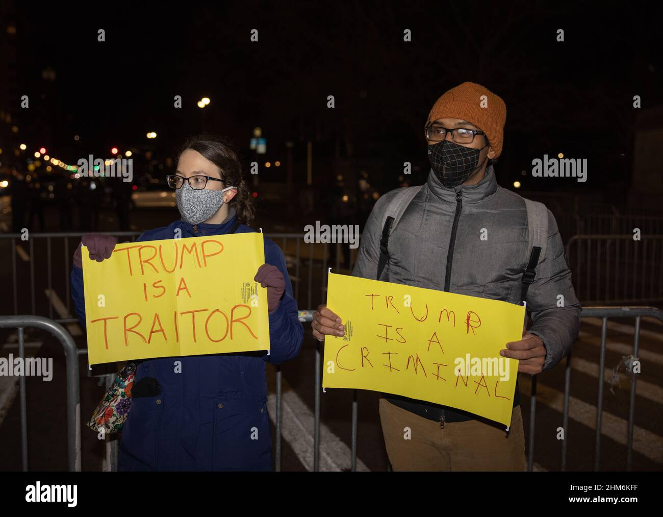NEW YORK, New York – le 6 janvier 2021 : des manifestants anti-Trump sont vus à Manhattan à la suite des émeutes au Capitole des États-Unis à Washington Banque D'Images
