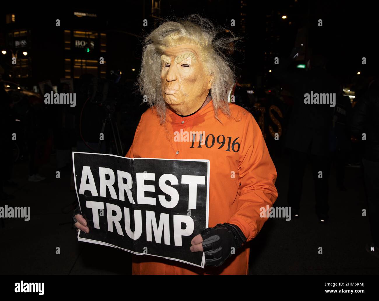 NEW YORK, New York – le 6 janvier 2021 : un manifestant anti-Trump est vu à Manhattan à la suite des émeutes au Capitole des États-Unis à Washington, D.C. Banque D'Images