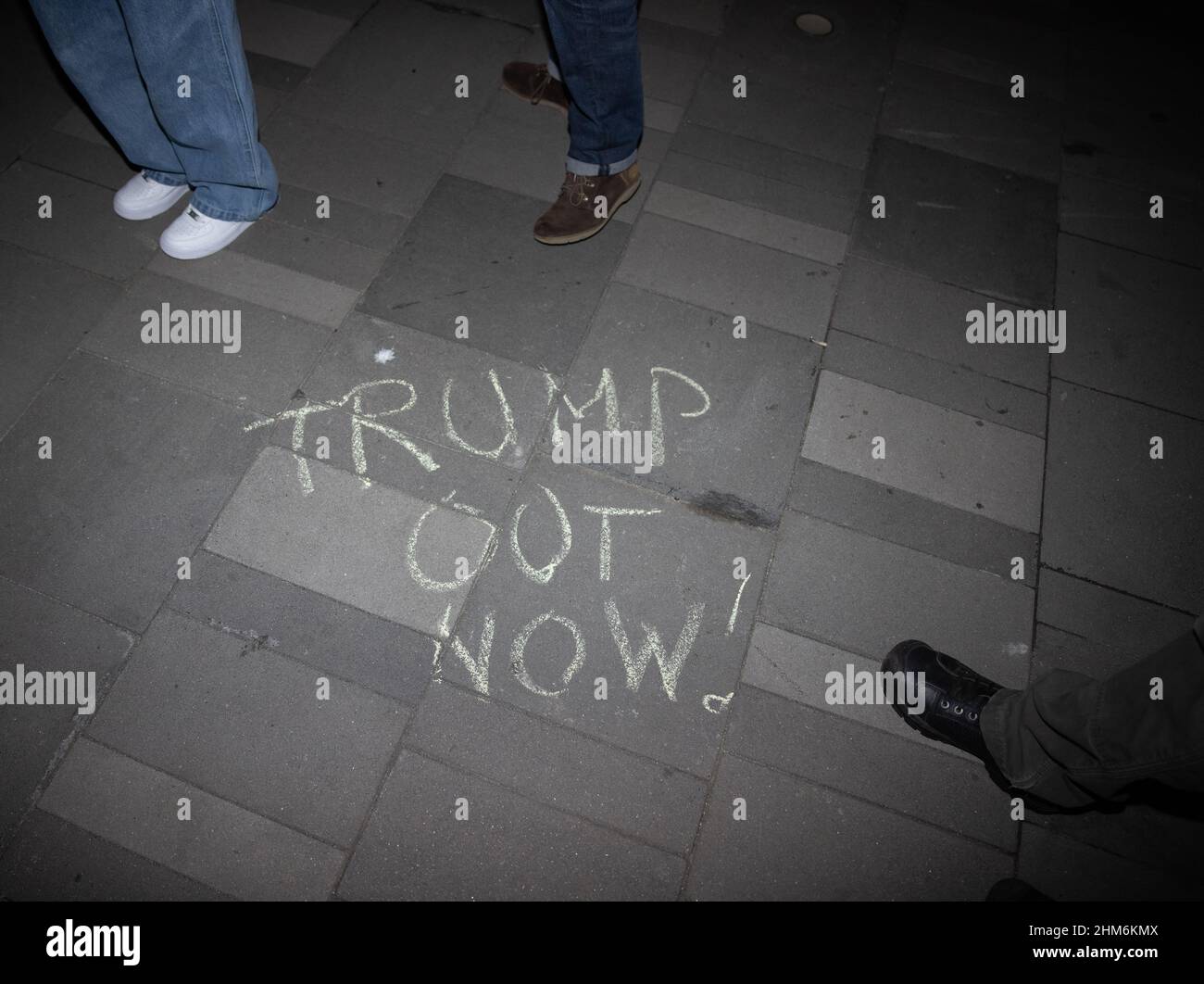 BROOKLYN, New York – le 7 janvier 2021 : un message craqué est visible aux pieds des manifestants anti-Trump devant le Barclays Center de Brooklyn. Banque D'Images