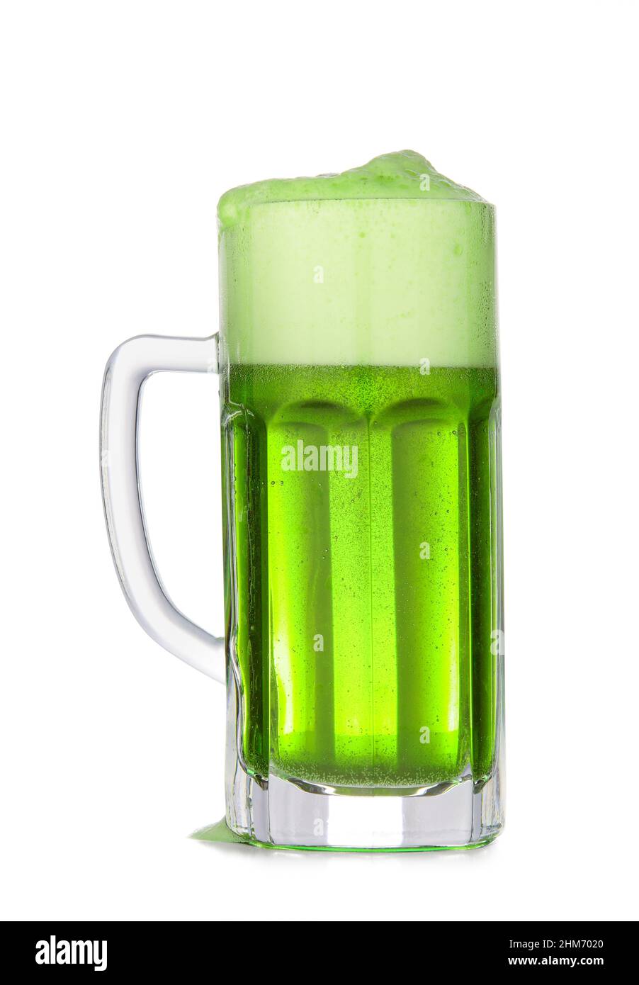 Verre de bière pour la fête de la Saint-Patrick sur fond blanc Photo Stock  - Alamy