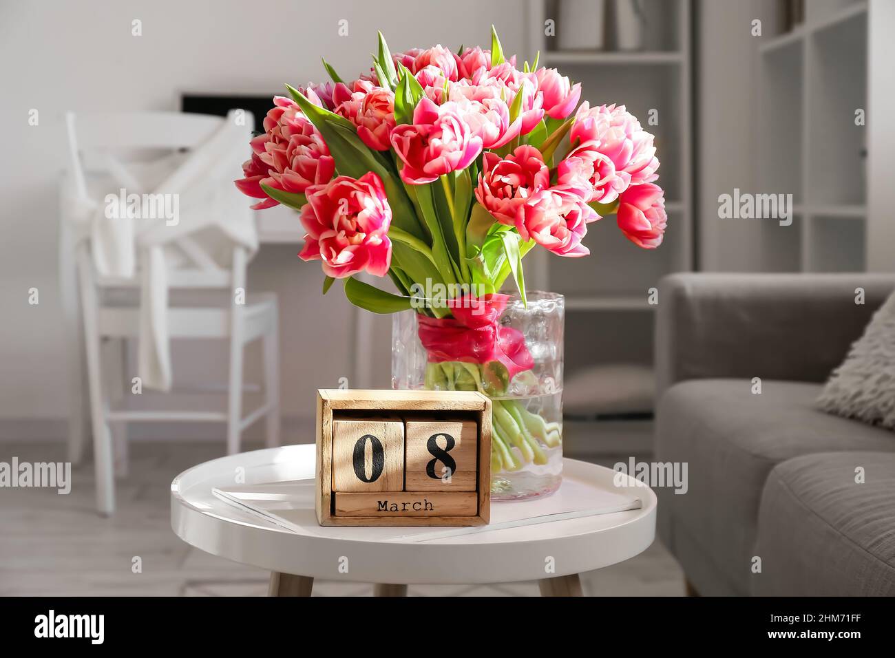 Calendrier cubique avec date MARS 8 et bouquet de magnifiques tulipes