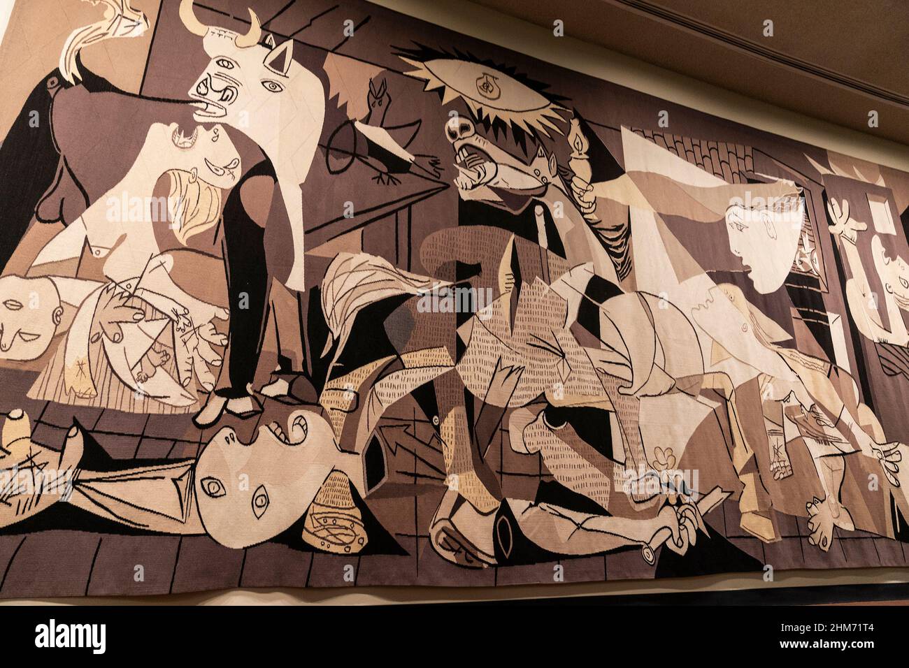 New York, États-Unis. 07th févr. 2022. La tapisserie Guernica de Picasso a  été soignée par des restaurateurs et repenchée à l'extérieur de la salle du  Conseil de sécurité des Nations Unies. Nelson