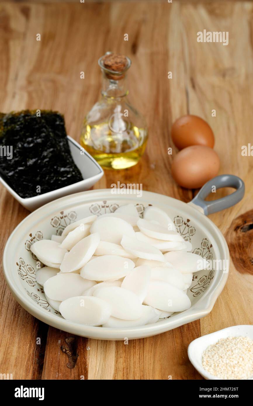 Cuisine traditionnelle coréenne.Quoi manger pour la nouvelle année.Tteok-Guk.Ingrédients pour la soupe au gâteau de riz.Tranche de gâteau de riz. Banque D'Images