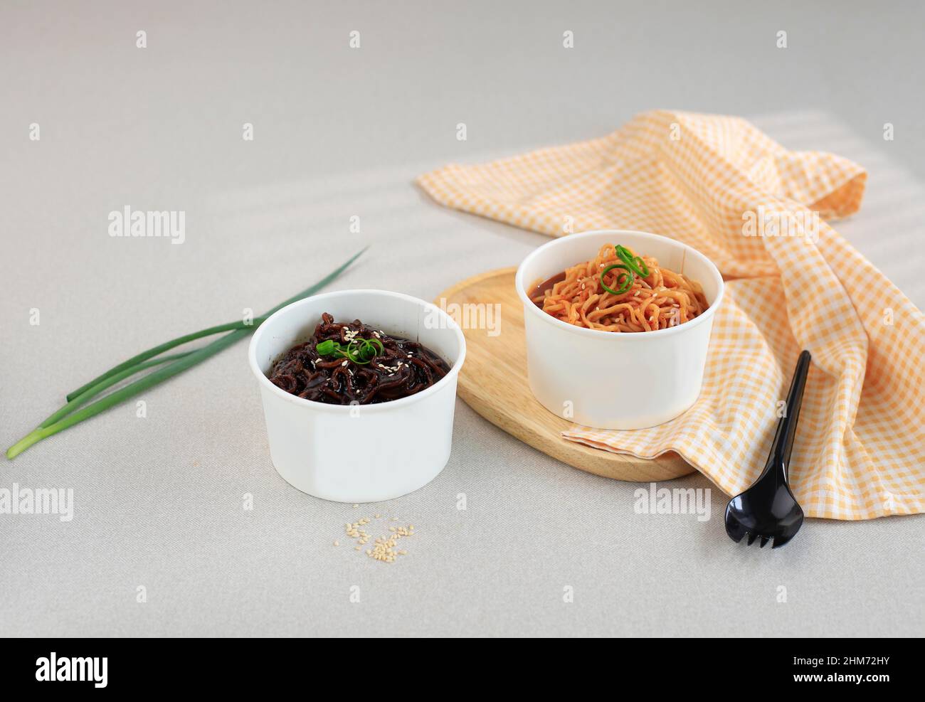 Ramyeon et Jjajangmyeon, concept Takeaway Korean Food, Copy Space for Text ou Publicité Banque D'Images