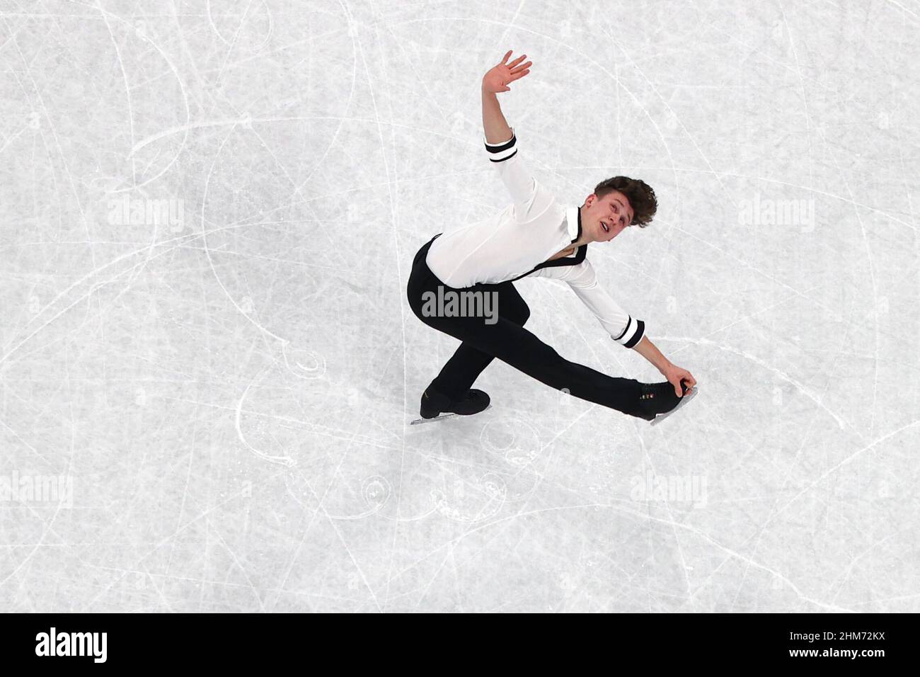 Pékin, Chine. 8th févr. 2022. Lukas Britschgi, de Suisse, se produit lors du programme de patinage artistique de patinage individuel au stade Capital Indoor à Beijing, capitale de la Chine, le 8 février 2022. Credit: JU Huanzong/Xinhua/Alamy Live News Banque D'Images