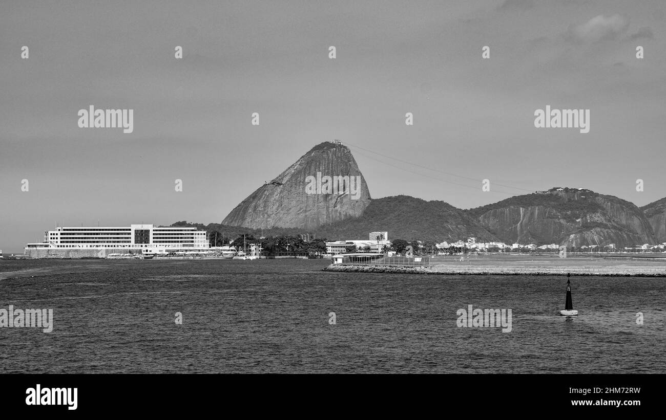 Rio de Janeiro, Brésil - VERS 2021 : photo du mont Sugarloaf, Pão de Açúcar, avec piste de l'aéroport Santos Dumont et baie de Guanabara pendant la journée Banque D'Images