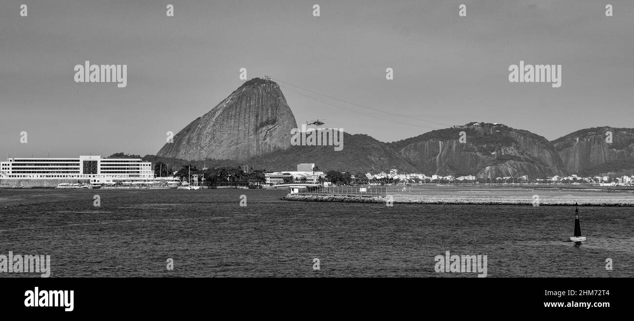 Rio de Janeiro, Brésil - VERS 2021 : photo du mont Sugarloaf, Pão de Açúcar, avec piste de l'aéroport Santos Dumont et baie de Guanabara pendant la journée Banque D'Images