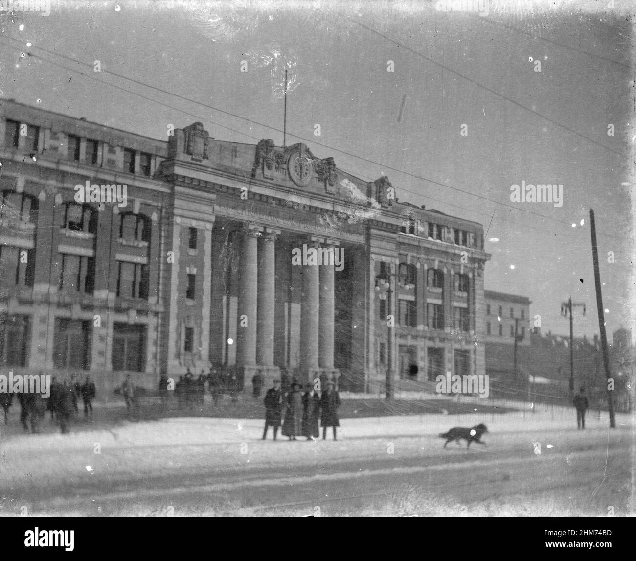 Photographie d'époque en noir et blanc, environ 1911 personnes se tenant devant la gare ferroviaire canadienne du Pacifique du CP avec de la neige en hiver, Vancouver (Colombie-Britannique), Canada Banque D'Images