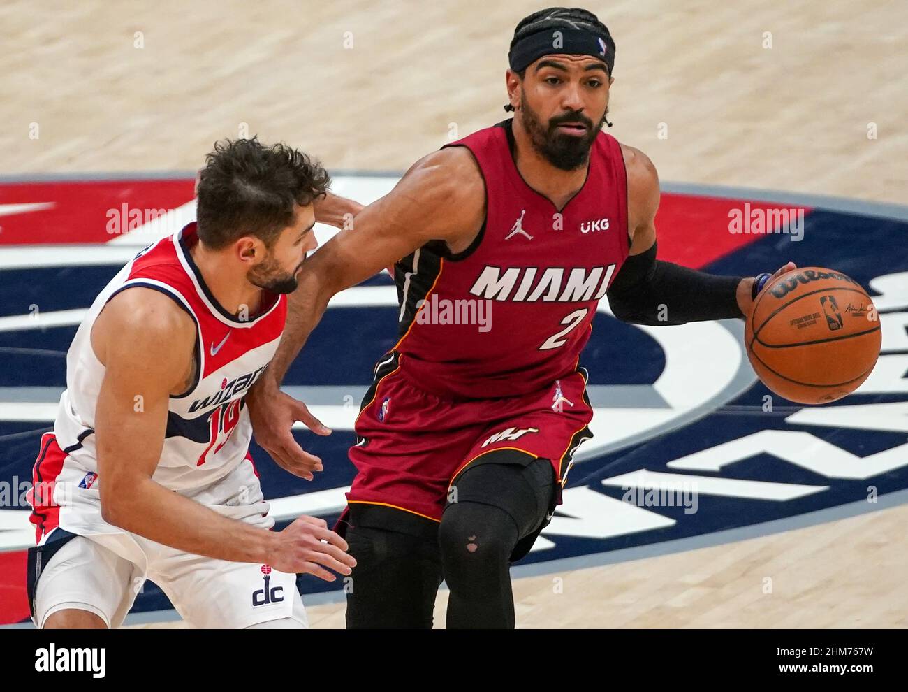 Washington, États-Unis. 07th févr. 2022. WASHINGTON, DC - FÉVRIER 07 : le garde des Washington Wizards Raul Neto (19) se déplace sur le garde de chaleur de Miami Gabe Vincent (2) lors d'un match NBA entre les Washington Wizards et la chaleur de Miami, le 07 février 2022, à Capital One Arena, à Washington, DC. (Photo de Tony Quinn/SipaUSA) crédit: SIPA USA/Alay Live News Banque D'Images