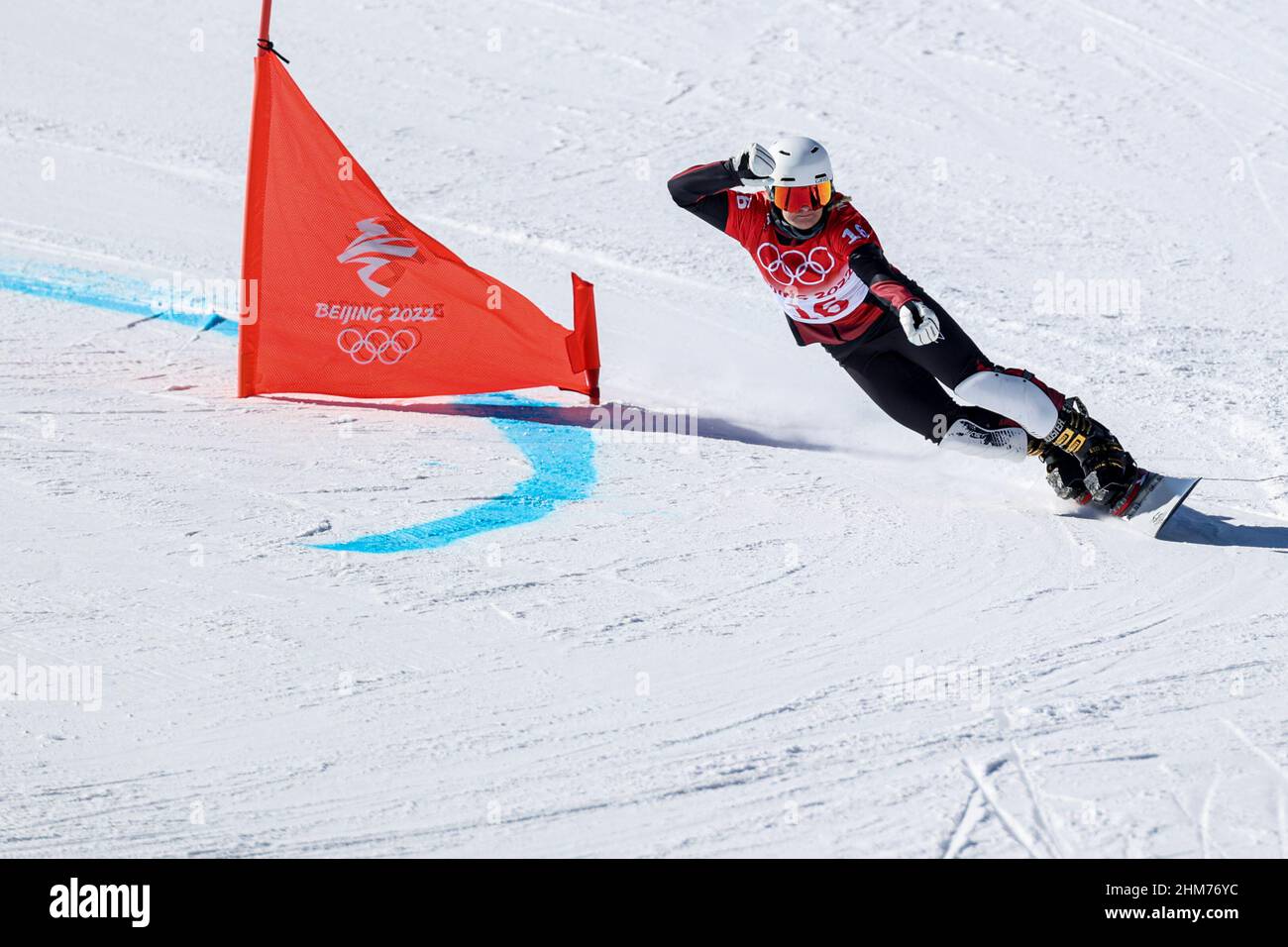 Zhangjiakou, Chine. 08th févr. 2022. ZHANGJIAKOU, CHINE - FÉVRIER 8 : Julie Zogg, de Suisse, en compétition pour l'élimination du slalom géant parallèle féminin lors des Jeux Olympiques de Beijing 2022 au Stade P & X du Genting Snow Park le 8 février 2022 à Zhangjiakou, Chine (photo d'Iris van den Broek/Orange Pictures) crédit NOCNSF : Orange pics BV/Alay Live News Banque D'Images