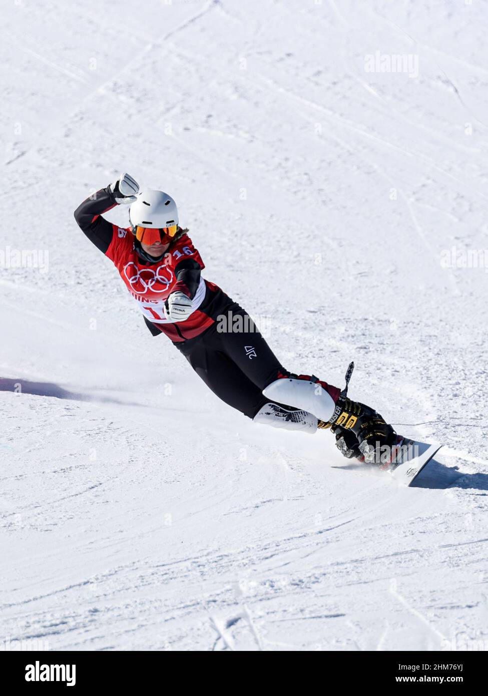 Zhangjiakou, Chine. 08th févr. 2022. ZHANGJIAKOU, CHINE - FÉVRIER 8 : Julie Zogg, de Suisse, en compétition pour l'élimination du slalom géant parallèle féminin lors des Jeux Olympiques de Beijing 2022 au Stade P & X du Genting Snow Park le 8 février 2022 à Zhangjiakou, Chine (photo d'Iris van den Broek/Orange Pictures) crédit NOCNSF : Orange pics BV/Alay Live News Banque D'Images