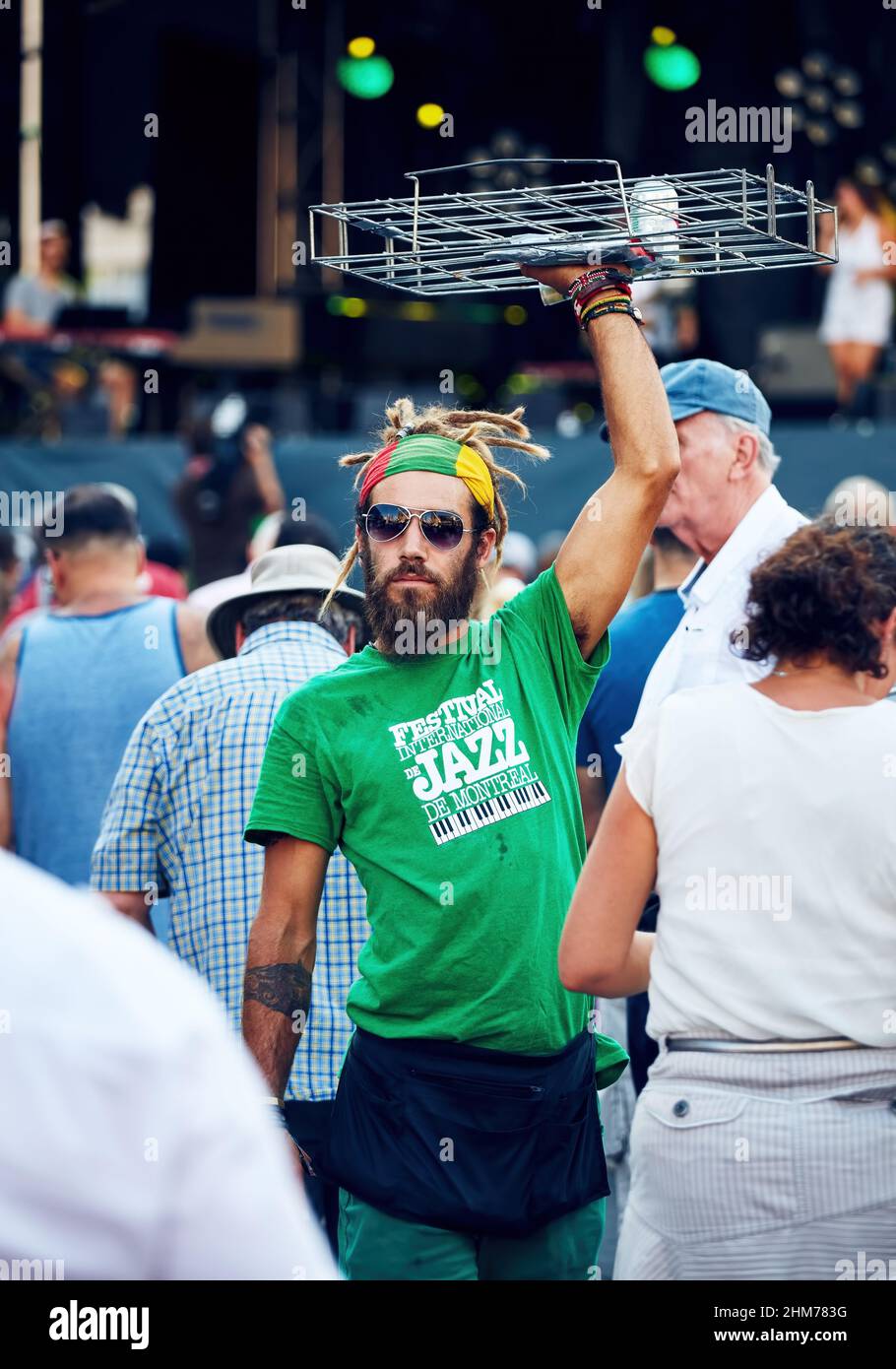 Montréal, Canada - juin 2018 : un jeune vendeur de boissons canadien vend des boissons au Festival de jazz de Montréal, au Québec, au Canada. Banque D'Images