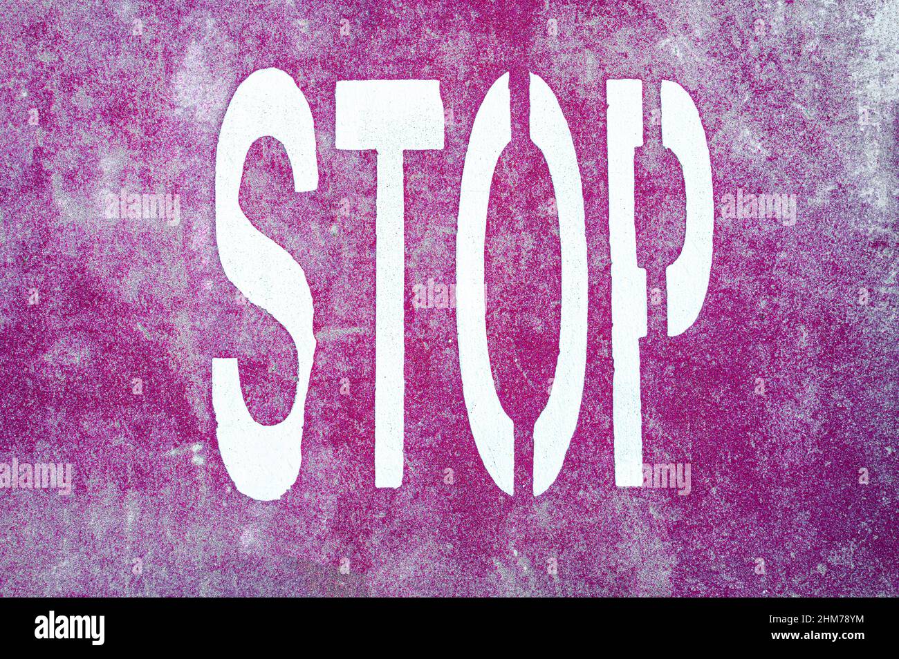 Gros plan du PANNEAU STOP sur fond violet à Malaga, Espagne Banque D'Images