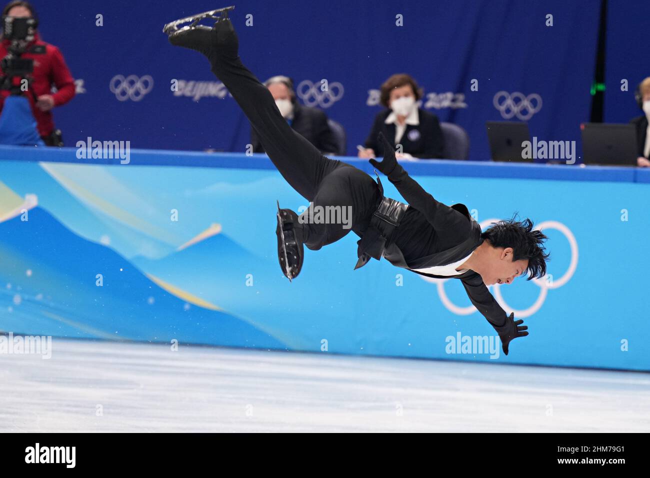 Pékin, Chine. 8th févr. 2022. Adam Siao Him Fa de France, effectue un saut lors de la compétition de patinage artistique masculin dans le stade intérieur de la capitale aux Jeux Olympiques d'hiver de Beijing 2022 le 8 février 2022. Photo de Richard Ellis/UPI crédit: UPI/Alay Live News Banque D'Images