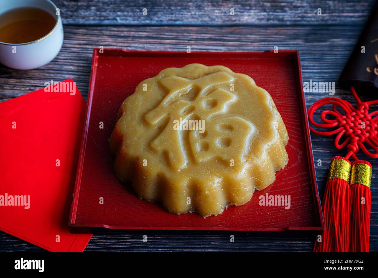 Dessert chinois traditionnel du nouvel an sucré au riz, connu sous le nom de Nian Gao, qui est fait à partir de pâte de farine de riz gluante vapeur.Gâteau de riz au chinois Banque D'Images