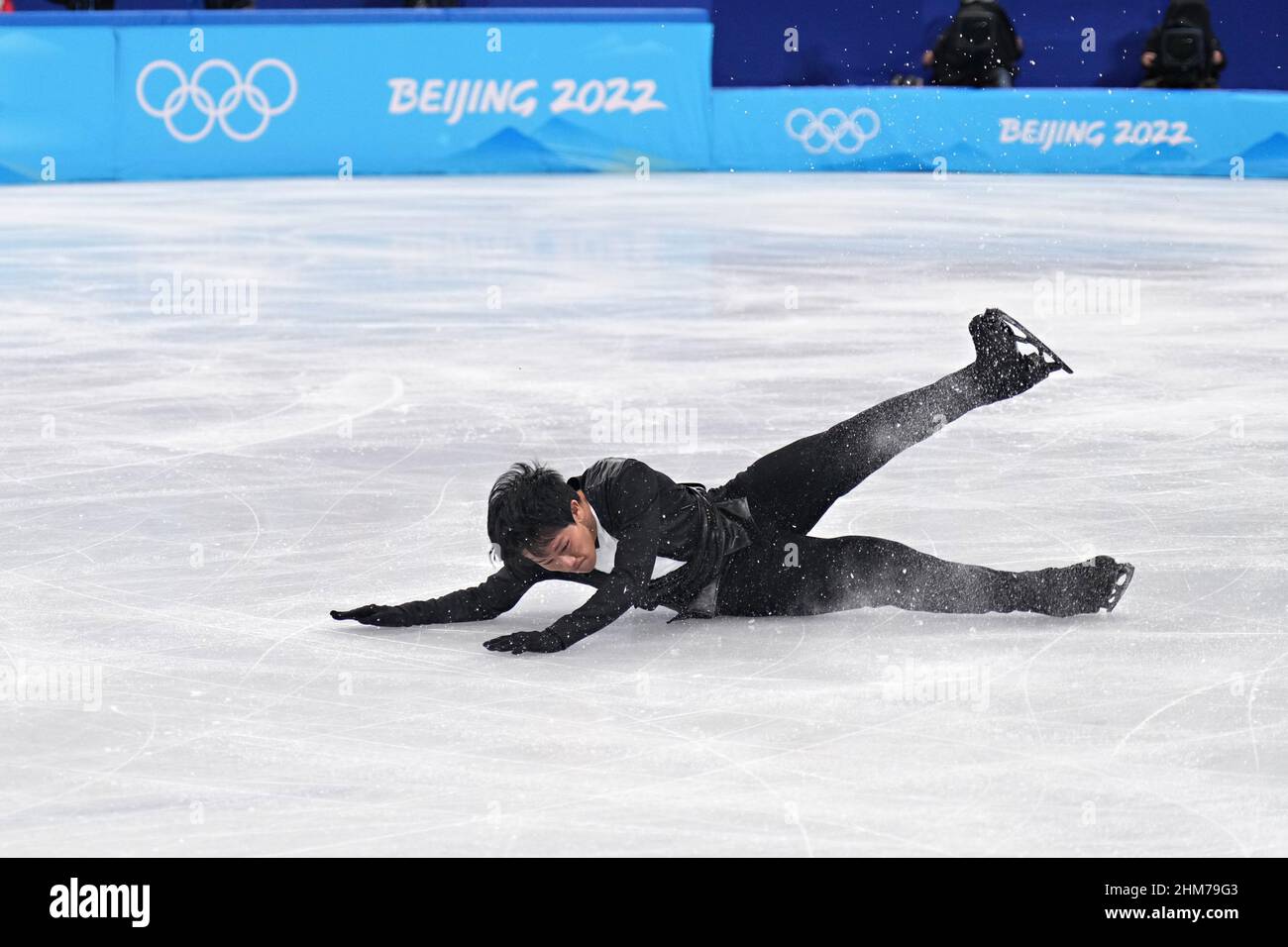 Pékin, Chine. 8th févr. 2022. Adam Siao HIM Fa de France, se défait sur la glace lors de la compétition de patinage artistique masculin dans le stade intérieur de la capitale aux Jeux Olympiques d'hiver de Beijing 2022 le 8 février 2022. Photo de Richard Ellis/UPI crédit: UPI/Alay Live News Banque D'Images