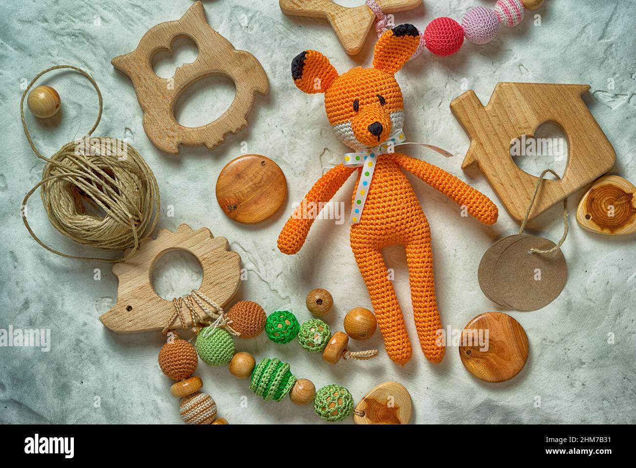 tas de renard amigurumi et de jouets en bois Banque D'Images