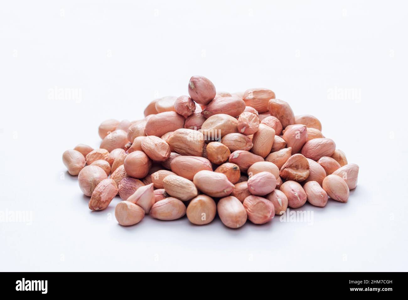 Arachides sur fond blanc , Arachis hypogaea Satara, Maharashtra, Inde Banque D'Images