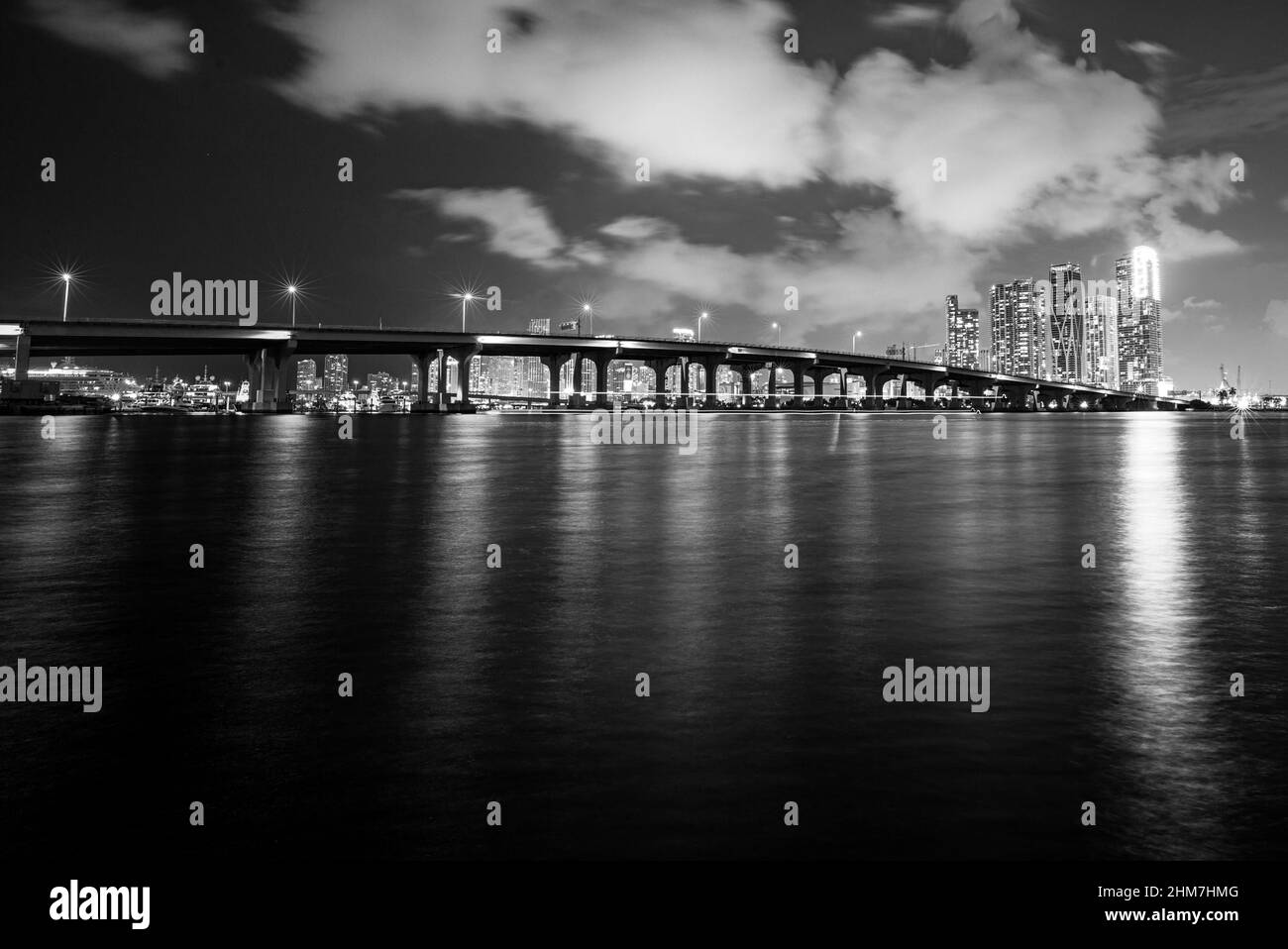 Floride Miami ville de nuit. USA centre-ville gratte-ciel paysage, ville de twanglight. Banque D'Images